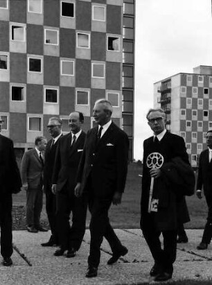 Freiburg: Studentensiedlung, Einweihungsfeier; Rundgang Ministerpräsident K.G. Kiesinger, Magnifizenz Prof. Helmut Baitsch