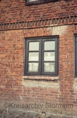 Dorfstraße: Fachwerkkate mit Reetdach: bei Renovierung: Giebelseite Wohntrakt: Detailaufnahme: Fenster