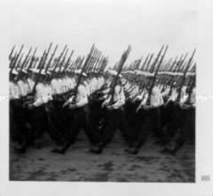 Raumbildband. Reichsparteitag der Arbeit. 100 Bilder. Beim Appell der Wehrmacht. Ein Lehrbataillon der Marine.