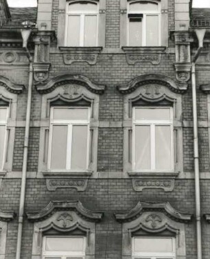 Chemnitz, Augustusburger Straße 169. Wohnhaus (um 1900), Fenster (1./2. Obergeschoß)