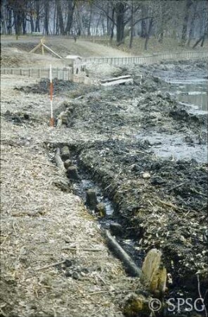 Berlin, Schlossgarten Charlottenburg, Umgebung Karpfenteich, Sanierungsarbeiten am Karpfenteich im Frühjahr 1980, Kurvung der östlichen Spundwand.