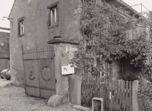 Mobschatz-Rennersdorf, Stauseeweg 4. Bauernhof (2. H. 19. Jh.). Seitengebäude und Tor (bez. 1906)