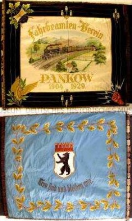 Fahne zum 25jährigen Bestehen des Fahrbeamten-Vereins Pankow, mit Stange