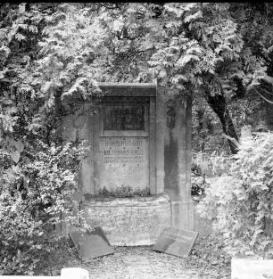Grabmal für Wilhelm Hermann Soergel und Familie : Grabmal für Wilhelm Hermann Soergel und Familie. Kalkstein (ab 1918). Chemnitz-Glösa-Draisdorf, Kirchhof von Sankt Jodokus (Friedhof Glösa)