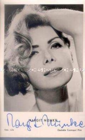 Handsignierte Porträt-Postkarte der "Miss Europa" 1956