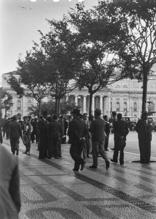 Praça de D. Pedro IV. : Männer auf der Praça de D. Pedro IV.. Im Hintergrund das Nationaltheater D. Maria II
