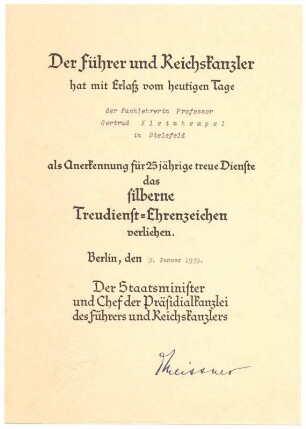 Urkunde zur Verleihung des Silbernen Treudienst-Ehrenzeichens : Biografisches Dokument