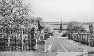 Tänzerin : Blick vom Fasanenschlößchen über Statue "Tänzerin" auf Großteich mit Hafenanlage und Leuchtturm (um 1780)
