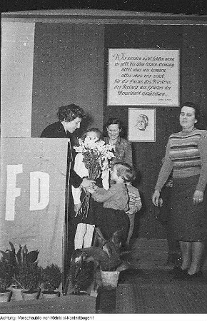Konsumgenossenschaft, Inventur-Ausverkauf - Deutsches Rotes Kreuz (DRK) - Warenpräsentation, Zahnarzt u.a. mehr, 9154