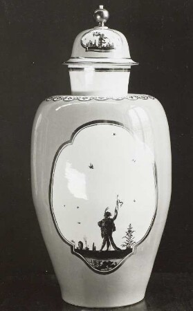 Deckelvase mit schwarzen Chinoiserien