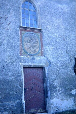 Kirche, rechter Eingang Nordseite, darüber Inschrift des 17. Jh,, darüber Fenster