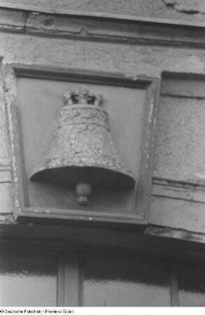 Relief "Goldene Glocke" über der Eingangstür des Hauses Moritzstraße 19