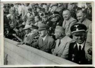 Adolf Hitler als Zuschauer bei den olympischen Schwimmwettkämpfen