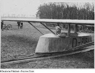 Pirna. Segelflugzeug "Prüfling" : Pirna. Ein Segelflugzeug kurz vor dem Abflug auf der Startbahn der Segelfliegerschule in Pirna am Cottaer Spitzberg. Segelflugzeug Typ "Prüfling" der Firma Schleicher aus Poppenhausen/Rhön