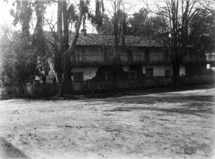 Gebäude aus mexikanischer Zeit : Langgestrecktes Wohnhaus im mexikanischen Baustil
