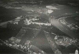 Sächsische Schweiz. festung Königstein über das Bielatal mit Königstein-Hütten gegen Thürmsdorf. Luftbild-Schrägaufnahme von Südost