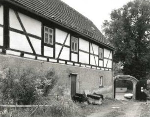 Wachau. Pfarrhof, Hauptstraße 66 (18. und 19. Jahrhundert). Nebengebäude. Traufseite (Straßenteilansicht)