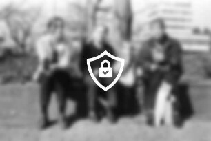 Rathausplatz: Dekorateurinnen [Name maskiert] und [Name maskiert] [Name maskiert] Bruhns und Tochter [Name maskiert] auf Mauer beim Eisessen: im Hintergrund Rathaus: 25. März 1999
