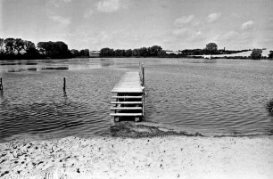 Moorteich: Badestelle mit Sandstrand und Steg: am gegenüberliegenden Ufer Knicklandschaft: 9. August 1999