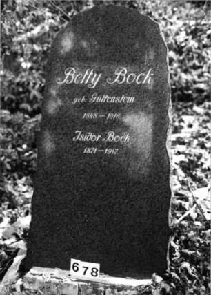 Grabstein 678 (Index: 100091277) Material: Granit Zustand: gut Maße HxBxT: 155x74x36 cm Beschreibung: aufgesockelte Stele mit ungeradem Abschluß und Rundbogenabschluß, Grabeinfassung: Grabstein 687