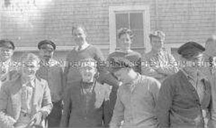 Selbstversenkung des Hochseepassagierdampfers "Columbus" am 19. Dezember 1939, Besatzungsangehörige im Internierungslager auf Angel Island, Kalifornien, an der Anlegestelle