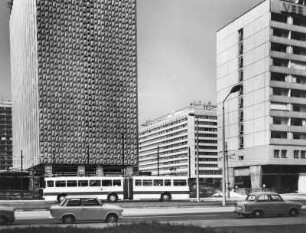 Dresden. Blick über die Leningrader Straße zur Prager Straße mit Hotel Newa und Appartementhaus