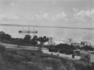 Schiff vor der Küste : Ein Schiff vor der Küste in einer Bucht