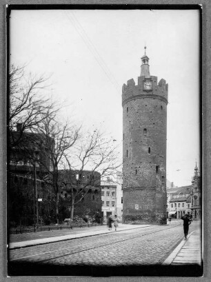 An der alten Stadtmauer und dem Roten Turm in Guben an der Neiße : Guben (Gubin/Polen). Reste der Stadtmauer mit Rundwall und Roter Turm. Feldseite