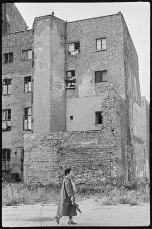 Ein Ostberliner Fotograf in Westberlin, Bild 10: Bewohnte ehemalige Hinterhöfe (Originaltitel des Fotografen). SW-Foto, 1960 © Kurt Schwarz.