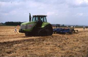 Fotografie: Stoppelbearbeitung, Raupentraktor, Gummiraupenlaufwerk, Bodenbearbeitung