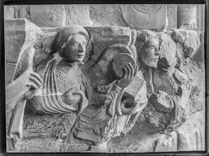 Dom: Marienpforte, Figuren, die Schriftband halten