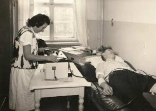 Dresden-Friedrichstadt. Poliklinik. Krankenschwester und Patient beim Erstellen eines Elektrokardiogramms (EKG)