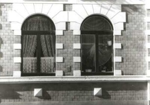 Markneukirchen, Erlbacher Straße 10. Wohnhaus (um 1900). Erdgeschoßfenster