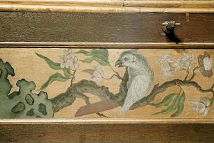Paneelfeld mit chinoiser Blumenmalerei und einem Graupapagei