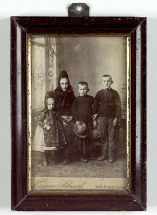 Portrait einer Frau in Tracht mit drei Kindern