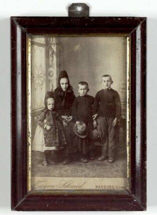 Portrait einer Frau in Tracht mit drei Kindern