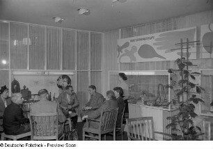 Besucher der Herbstmesse 1953 am Stand der Kunststoffindustrie