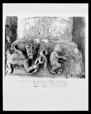 Basis einer Säule mit Dämon und Fabelwesen