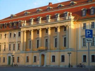 Weimar - Musikhochschule : Fassadenansicht der Musikhochschule, aufgenommen in der Innenstadt von Weimar am 28. April 2012