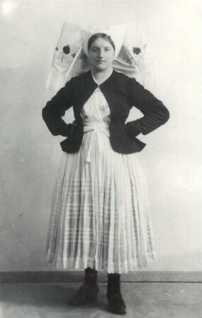 Sonntagstracht aus Byhleguhre : Kleidung - niedersorbische Tracht. Ort: Běła Góra / Byhleguhre. Sonntagstracht der Mädchen (1925-30)