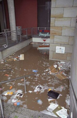 Dresden-Altstadt, Prager Straße. Zugang zur Parfümerie Douglas