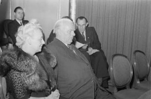 Wilhelm Pieck mit seiner Tochter Elly Winter in der Komischen Oper Berlin : Wilhelm Pieck mit seiner Tochter Elly Winter