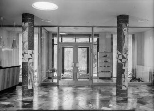 Gohrisch, Papstdorfer Straße 131. Gästehaus des Ministerrates der DDR (Haus der Intelligenz) (Neubau 1953/1958). Foyer. Blick zum Haupteingang