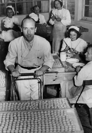 In einer Süßwarenfabrik. Marzipan-Kugeln sollen "bemalt"werden