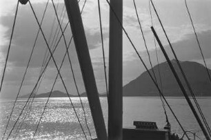 Norwegische Küste : Blick vom Schiff auf die norwegische Küste.