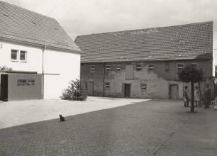 Brabschütz-Merbitz, Merbitzer Ring 9. Bauernhof (bez. 1817). Scheune und Stallgebäude
