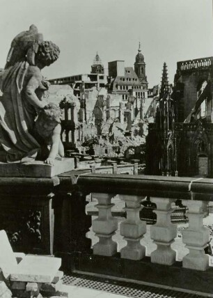 Dresden. Blick vom Zwinger nach Südosten über die Ruine des Kaufhauses Alsberg und der Sophienkirche auf Rathausturm und Kreuzkirche