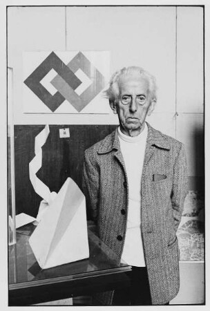 Der Maler Hermann Glöckner in seinem Atelier
