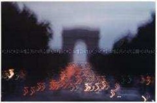 Unscharfe Aufnahme des Arc de Triomphe (Altersgruppe 18-21)
