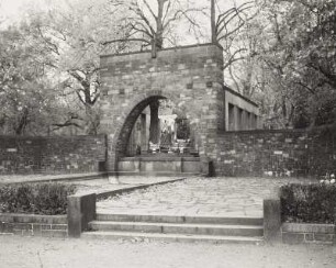 Denkmalanlage für die Gefallenen des 1. Weltkrieges : Denkmalanlage für die Gefallenen des 1. Weltkrieges. Stein, Metall, gegossen (1936; G. Wrba nach A. Lange). Figurengruppe. Wurzen, Park am Bahnhof